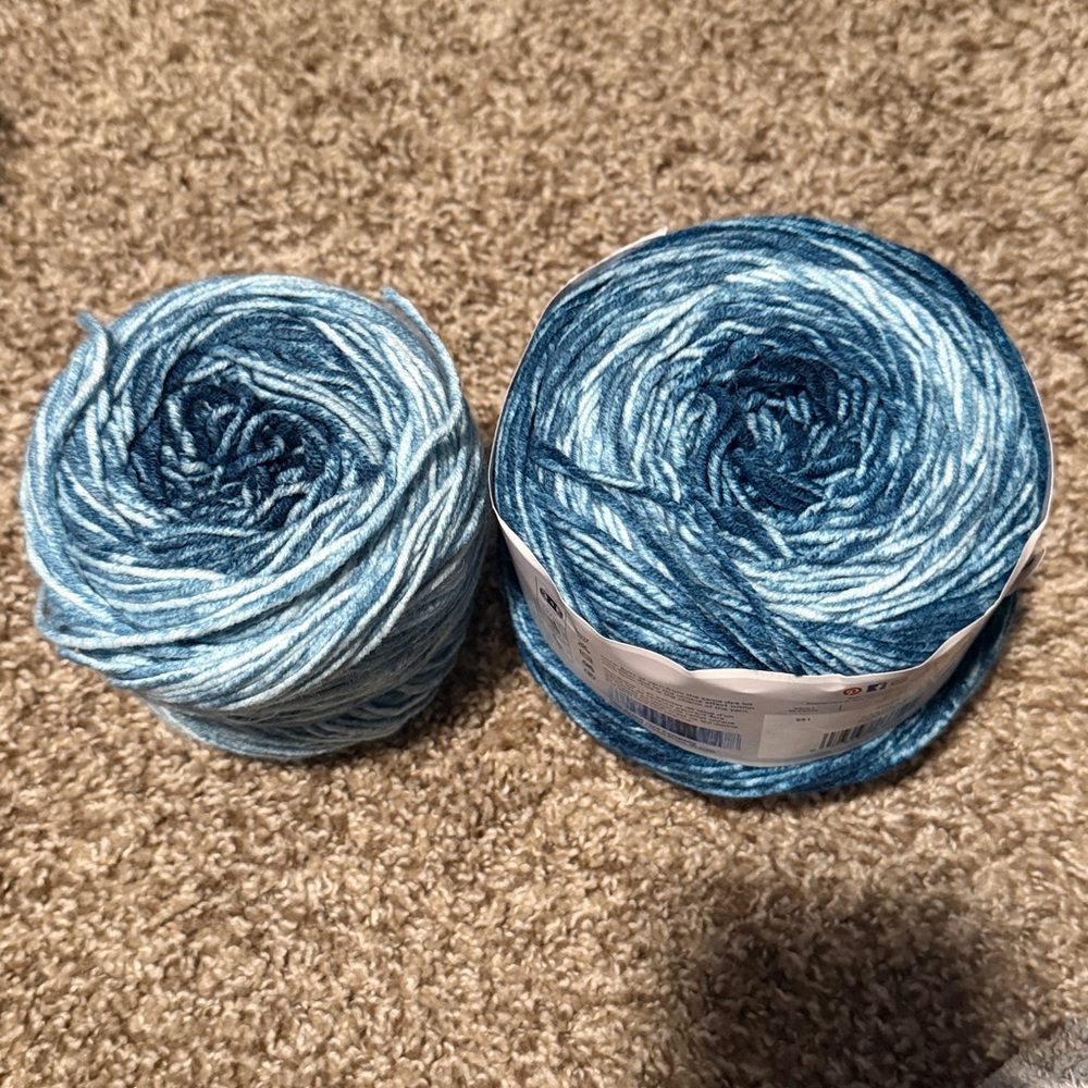 Lion Brand Ombre Denim Blue Yarn - EUC! - Picture 9 of 10